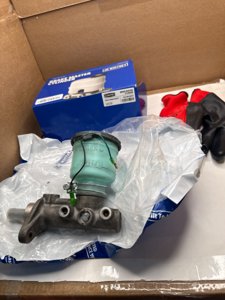 JC Whitney JFBAJCWBMC00059 Brake Master Cylinder - Compatible with Honda Accord 1990-1997, Prelude 1992-1996 - Bore: 0.938 inches photo 4